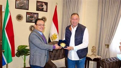 الملحق العسكري في جنوب إفريقيا يستقبل الخطيب ويهديه درع القوات المسلحة