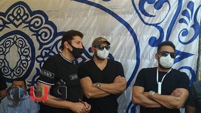 عمرو يوسف يظهر بدون لحية في عزاء سمير غانم بعد توقف مسلسل الملك | فيديو وصور