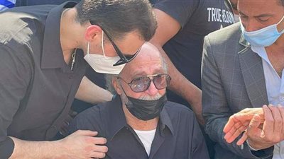 رامي رضوان يواسي أشقاء سمير غانم بعد انهيارهم في البكاء خلال العزاء | فيديو