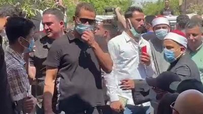 عمرو سعد وهاني رمزي ورامي عادل إمام في عزاء سمير غانم | فيديو