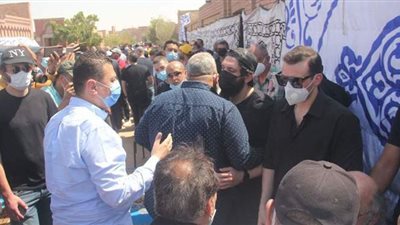 حسن الرداد ورامي رضوان يستقبلان التعازي في سمير غانم | فيديو وصور