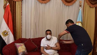 محافظ مطروح يتلقى الجرعة الأولى من لقاح كورونا | صور
