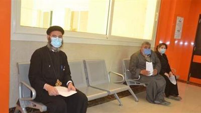 توافد المواطنين لتلقى لقاح كورونا بمستشفى إسنا جنوب الأقصر