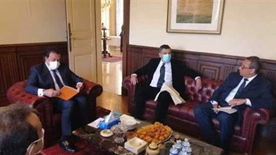 وزير التعليم العالي يزور معهدت كوريا لعلاج الأورام في فرنسا
