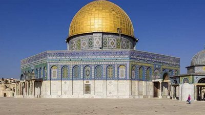 ما هى قبة الصخرة وهل هى معلقة فى الجو أم على جبل؟