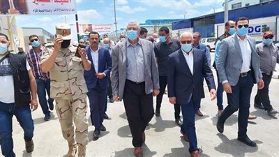 وزير الزراعة ومحافظ بورسعيد يفتتحان مصنع أعلاف | صور