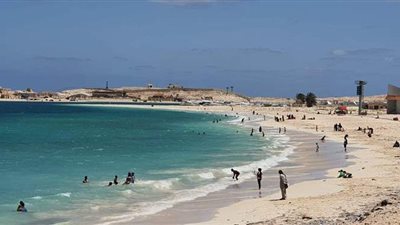 أول أيام الافتتاح.. إقبال كبير من المواطنين على شواطئ مطروح| صور