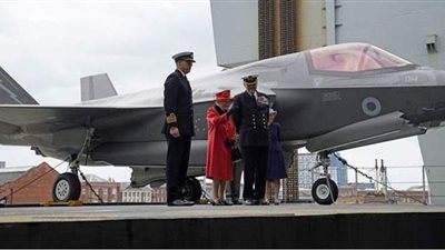 الملكة إليزابيث تتفقد حاملة طائرات باسمها