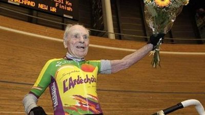 وفاة أكبر راكب دراجات في العالم عن عمر ناهز 110