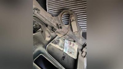 بالصدفة.. العثور على كنز مخبأ داخل سيارة أثناء صيانتها| فيديو