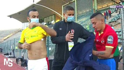سيرينو يتبادل قميصه مع أفشة.. هل يصمم الأوروجواياني على اللعب للأهلي؟