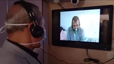 لأول مرة.. شاشات خارجية للتواصل بين مرضى عزل الكورونا وذويهم بمستشفى ميت غمر المركزي