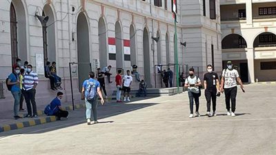 طوابير بأول أيام الاختبار التجريبي الثاني للثانوية العامة 2021| فيديو