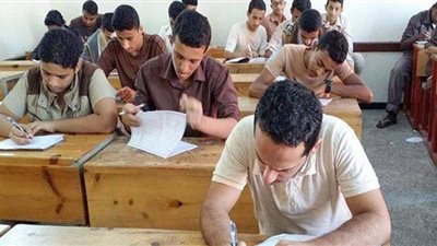 التعليم تستعد لامتحانات الدبلومات.. انطلاق الاختبارات التحريرية 19 يونيو.. 14 طالبا في كل لجنة.. وتحذيرات من حيازة المحمول