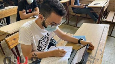 طلاب الثانوية العامة يصطحبون الكتاب المدرسي بالامتحان التجريبي الثاني | صور