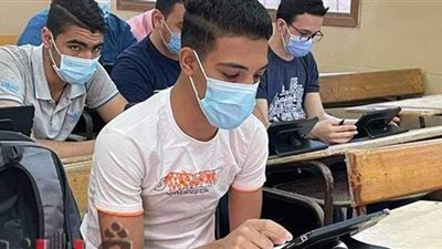 المشاهد الأولى للامتحان التجريبي الثاني للثانوية العامة.. الطلاب يلتزمون بالإجراءات الاحترازية.. والكتاب المدرسي حاضر لاجتياز الاختبار