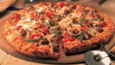 أصلية وبتمط زى المحلات..طريقة عمل البيتزا باللحمة المفرومة