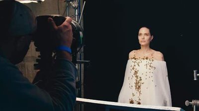 بدون ملابس واقية.. جلسة تصوير لـ أنجلينا جولي بين آلاف النحل