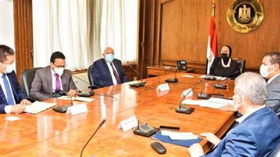 وزيرة التجارة تبحث مع مسئولى 