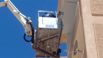 الحماية المدنية بمطروح تنقذ قطا عالقا في شقة بالطابق الخامس | صور