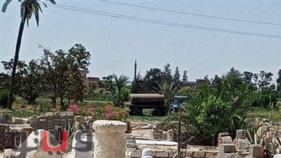 جرارات الكسح تنتهك حرمة الأموات بمقابر«الصالحية» بالشرقية | صور