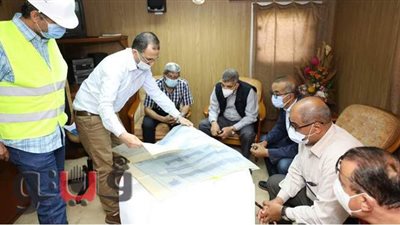 رئيس قناة السويس يتابع أعمال التكريك بالبحيرات المرة | صور