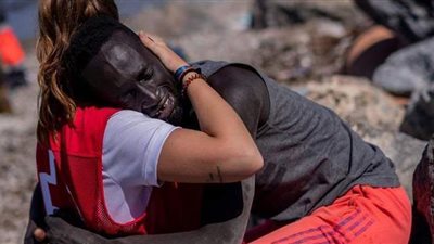 ناشطة بالصليب الأحمر الإسباني تتلقى تهديدات بعد عناقها مهاجرا سنغاليا