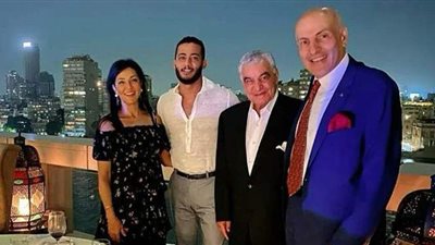 محمد رمضان ينشر صورة رفقة زاهي حواس من حفل عشاء