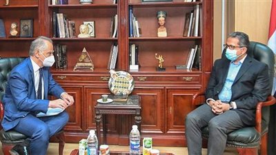 وزير السياحة والآثار يلتقي سفير اليونان لبحث عمل البعثات المشتركة