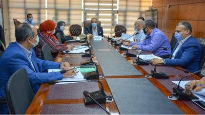 فحص طلبات المستثمرين المتقدمين للحصول علي قطع أراض لإقامة مشروعات في الدقهلية