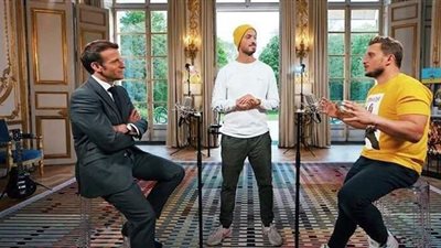 الرئيس الفرنسي يصور مسابقة طريفة في الإليزيه مع شابين من نجوم يوتيوب | فيديو