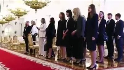 جمالهن أخرجه عن وقاره.. لافروف يغازل فتيات في الكرملين | فيديو