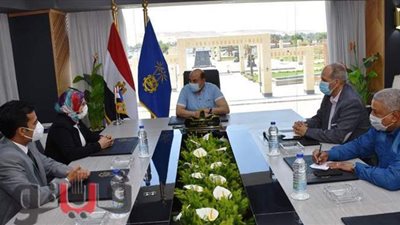 محافظ أسوان يلتقى بمتدربى البرنامج الرئاسي لتأهيل التنفيذيين للقيادة | صور