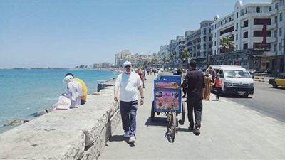 طقس حار على الإسكندرية نهارا.. والمواطنون يلجأون إلى الكورنيش