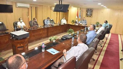 محافظ أسيوط يبحث مع مسئولي الصرف الصحي تشغيل المشروعات المتوقفة