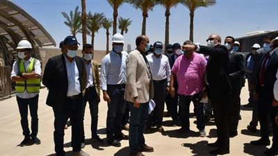 وزير الإسكان يتفقد مشروع 