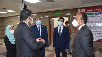 نائب محافظ المنيا يتابع شبكات الأكسجين بمستشفى ديرمواس وعزل ملوى | صور