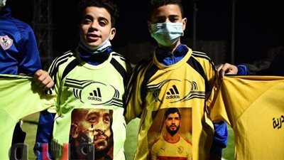 أشبال الزمالك يدعمون القلعة البيضاء بتيشرتات شيكابالا وساسي قبل مباراة المصري | صور