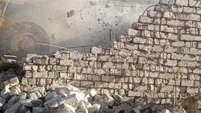 الجيزة تزيل بناء مخالفا بشارع فرع والي بالمنيب | صور