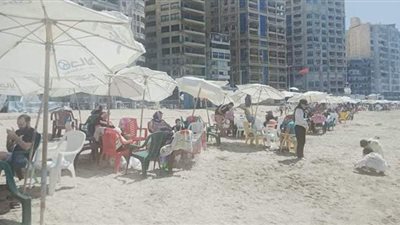 إقبال متوسط على شواطئ الإسكندرية بعد إعادة فتحها | صور