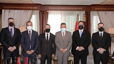 رئيس قناة السويس يكشف للسفير البنمي تسهيلات الهيئة في مفاوضات السفينة الجانحة