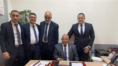 ضبط موظف بشركة طيران في مطار القاهرة يهرب أدوية حول جسده