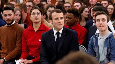 ماكرون يثير الجدل بالمشاركة في مسابقة طريفة مع نجمي 