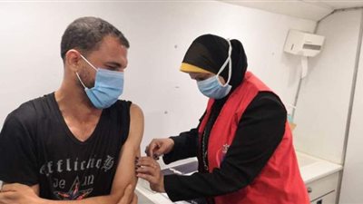إقبال على المركز المتنقل للقاحات كورونا بكورنيش المنيا