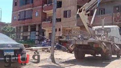 نقل عامود إنارة لتسهيل السيولة المرورية بالقنايات فى الشرقية
