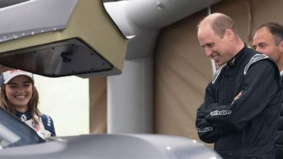 الأمير ويليام يقود سيارة سباق الطرق الوعرة في إسكتلندا | فيديو