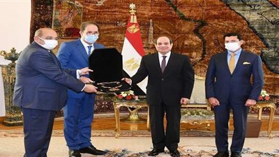 الرئيس السيسي يتسلم وسام الاستحقاق الخاص باللجنة الأولمبية الأفريقية