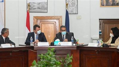 وزير السياحة والآثار يبحث مقترحات تنشيط السياحة الوافدة من صربيا