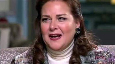 نجلاء بدر تطلب الدعاء للفنانة دلال عبد العزيز