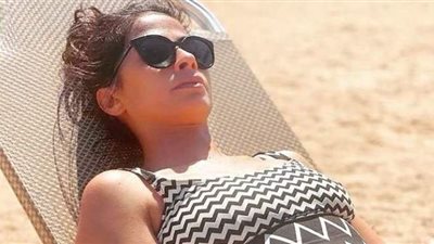 شاهد.. إطلالة مثيرة لروبي على شاطئ البحر